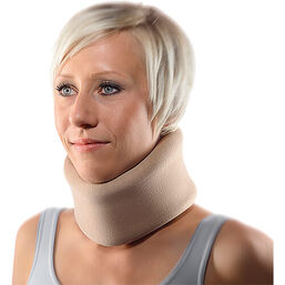 Abbildung: Bort Cervicalstütze 7,5 cm small haut für die Nacht an. 1 St PZN 06157398