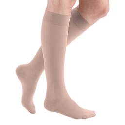 Abbildung: Mediven plus K2 AD kurz cashmere m Sp4 2 St PZN 15096856